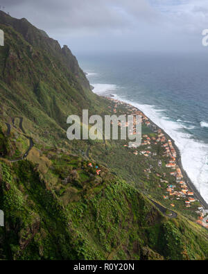 Vue aérienne de Paul do Mar de Faja da Ovelha à Madère Banque D'Images