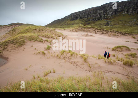 Un grand jaillissement de dunes de sable de Sandwood Bay, Sutherland, Scotland, UK. Banque D'Images