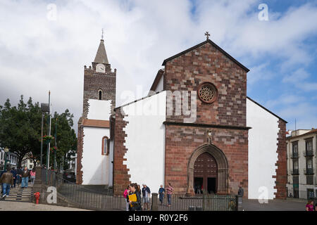 La cathédrale de Funchal vu de la rue à Madère Banque D'Images