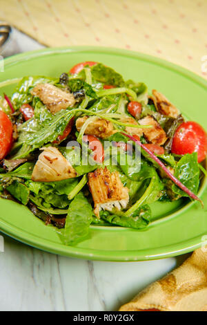 La saine alimentation printanière de la salade de poulet avec les tomates cerise et vinaigrette à l'hummus Banque D'Images