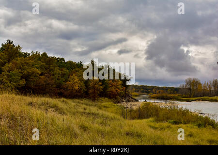 Dunes de sable à l'embouchure de la rivière Pinnebog. Crescent Port State Park, Michigan, United States, Midwest. Prises à l'automne, octobre. Banque D'Images