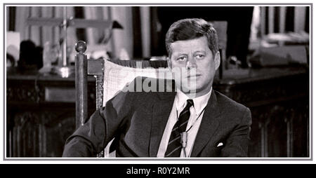 Le président John F. Kennedy JFK reportage candide informelle droit dans la Maison Blanche, assis dans son fauteuil à bascule portant un micro pendant le tournage d'une interview télévisée, DÉCEMBRE 1962 Banque D'Images