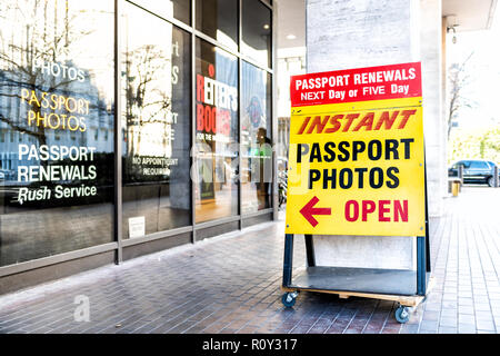 Washington DC, USA - 9 mars, 2018 : photo de passeport service, entreprise de photographie professionnelle, renouvellement de passeport, magasin boutique sign sur trottoir dans Washin Banque D'Images