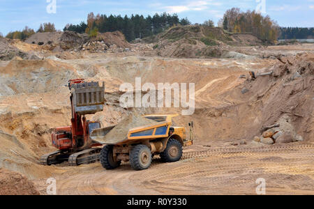 Grande carrière dump truck. L'excavatrice chargement d'une pierre dans le camion. Le chargement de sable. Equipements d'exploitation minière pour le transport de minéraux d'e Banque D'Images