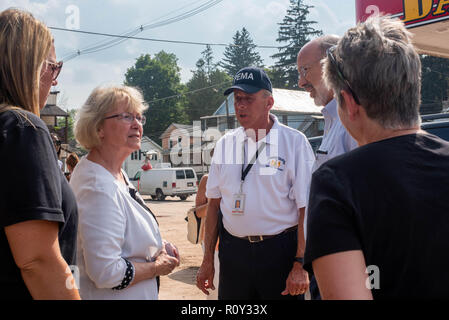 Gouverneur de la Pennsylvanie Tom Wolf parle aux autorités locales et représentants de l'Etat en août 2018 après les crues éclair il détruit Salon maisons et entreprises. Banque D'Images