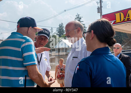 Gouverneur de la Pennsylvanie Tom Wolf parle aux autorités locales et représentants de l'Etat en août 2018 après les crues éclair il détruit Salon maisons et entreprises. Banque D'Images