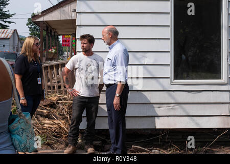 Gouverneur de la Pennsylvanie Tom Wolf parle aux autorités locales et représentants de l'Etat en août 2018 après les crues éclair il détruit Salon maisons et entreprises. Banque D'Images