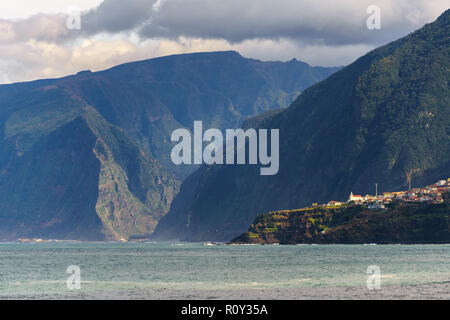 Seixal et São Vicente sur le milieu du paysage de montagne à Madère Banque D'Images