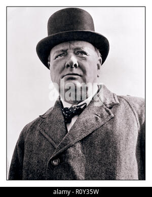 WINSTON CHURCHILL PORTRAIT BAS ANGLE WW2 GUERRE MONDIALE 2 vintage image de Sir Winston Leonard Spencer-Churchill un homme politique britannique, officier de l'armée, artiste et écrivain, qui a été premier ministre du Royaume-Uni de 1940 à 1945 et de nouveau de 1951 à 1955. En tant que premier ministre, Churchill a conduit la Grande-Bretagne à la victoire lors de la seconde Guerre mondiale, contre l'axe de l'Allemagne nazie, de l'Italie et du Japon impérial Banque D'Images