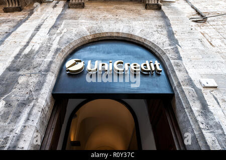 Pérouse, Italie - 29 août 2018 : Low angle, à la recherche sur façade de la banque Unicredit bureau, direction signe avec de vieux, vieux, antique, médiévale arch Banque D'Images