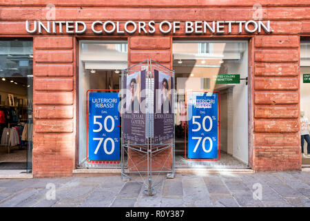 Pérouse, Italie - 29 août 2018 : United Colors of Benetton magasin de vêtements au détail, magasin entrée avec personne, aucun peuple sur un trottoir de la rue, windows Banque D'Images