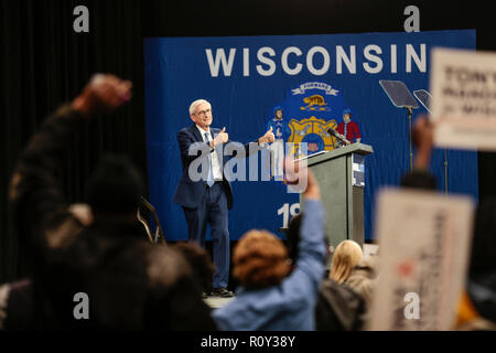 Candidat au poste de gouverneur du Wisconsin Tony Evers promenades sur la scène à un rassemblement électoral démocratique avant l'élections de mi-parcours en octobre 2018. Banque D'Images