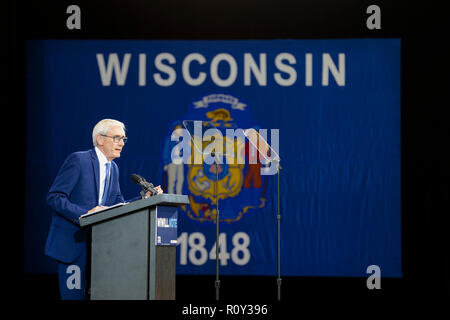 Candidat au poste de gouverneur du Wisconsin Tony Evers parle lors d'un rassemblement électoral démocratique avant l'élections de mi-parcours en octobre 2018. Banque D'Images