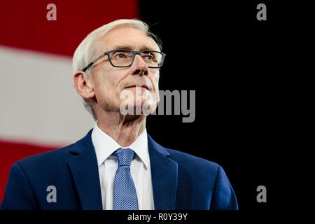 Candidat au poste de gouverneur du Wisconsin Tony Evers assiste à un rassemblement démocratique avant l'élections de mi-parcours en octobre 2018 à Milwaukee, Wisconsin. Banque D'Images