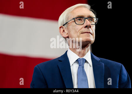 Candidat au poste de gouverneur du Wisconsin Tony Evers assiste à un rassemblement démocratique avant l'élections de mi-parcours en octobre 2018 à Milwaukee, Wisconsin. Banque D'Images