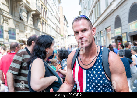 Florence, Italie - 30 août 2018 : un homme sérieux habillé en jersey avec le drapeau des Etats-Unis, d'Amérique latine dans une rue animée de Florence avec l'homme Banque D'Images