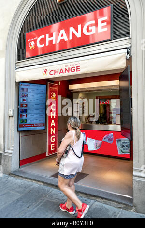 Florence, Italie - 30 août 2018 : meilleur et le changement rapide d'un bureau de change boutique, kiosque à Firenze, citations, pour bien board, écran, affichage, p Banque D'Images