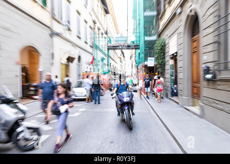 Florence, Italie - 30 août 2018 : Zoom Zoom rafale, en effet le man riding scooter Vespa sur rue par trottoir à Firenze avec les gens, les touristes wa Banque D'Images