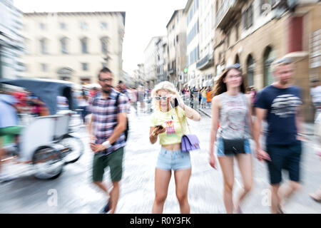 Florence, Italie - 30 août 2018 : Zoom Zoom rafale, en effet sur la foule, les gens, les touristes, blond woman, looking at phone, smartphone, maintenez Banque D'Images