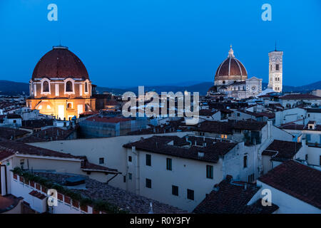 Cityscape, Skyline Vue aérienne de Firenze, Italie, de nuit, crépuscule, crépuscule, les toits des maisons, illuminé la cathédrale de Florence, Cattedrale di Santa Maria Banque D'Images