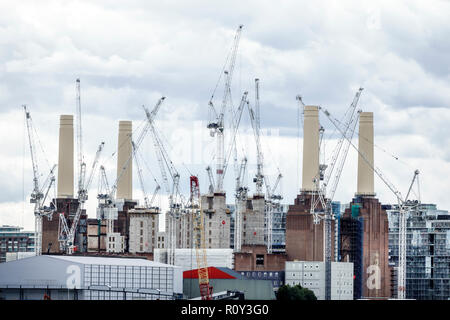 Londres Angleterre,Royaume-Uni,Battersea Power Station Estates,site industriel abandonné, repurpose revitalisation,cheminées,grues de construction,terrain u Banque D'Images