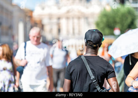 Rome, Italie - 5 septembre 2018 : un mâle, un homme noir d'Afrique, d'immigrants marche sur rue, un chemin avec de nombreux italiens, du Vatican, de la Basilique St Pierre Banque D'Images