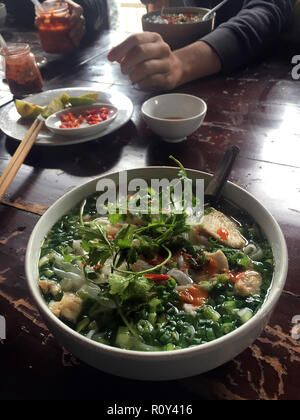 Sex pho ga sur un jour de pluie froide dans un restaurant local à l'extérieur du village de Sapa au Vietnam Banque D'Images