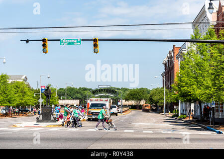 Montgomery, États-Unis - 21 Avril 2018 : parc Riverfront bâtiments sur la rue de la route au cours de jour en Alabama city dans le centre-ville de la vieille ville, signe Tallapoosa Banque D'Images