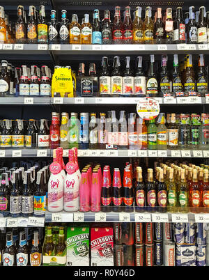 BANGKOK THAILANDE - le 27 octobre : Bière rack beaucoup de marques sur le stand de supermarché. Diverses bouteilles et boîtes de la Thaïlande et de bières internationales Banque D'Images