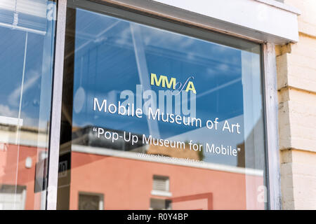 Mobile, USA - 22 Avril 2018 : Vieille Ville Dauphin Street à New York célèbre ville du sud, ville, libre de signer pour le musée de l'art, MMOA, MMOFA Banque D'Images