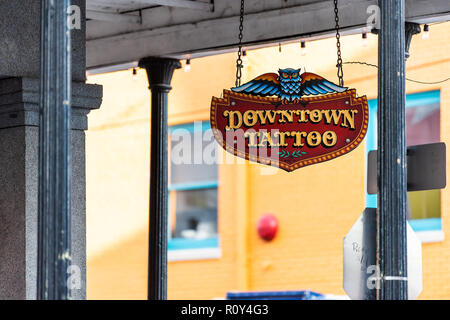 New Orleans, USA - 22 Avril 2018 : Français couvert rue trottoir en Louisiane ville, ville, immeuble, inscrivez-vous libre pour le centre-ville de Tattoo Banque D'Images