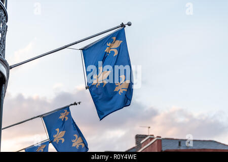 Rue de la vieille ville de La Nouvelle Orléans en Louisiane célèbre ville, ville, fleur-de-lis de drapeaux bleus au large balcon suspendu au mur, personne ne sombre soir coucher du soleil, architecte Banque D'Images