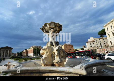 Fontaine des tritons à Rome, Italie. Banque D'Images