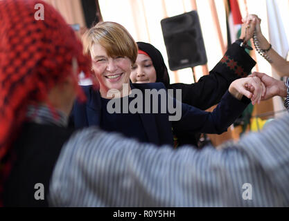 Bourj al Brajneh, Liban. 31 octobre, 2018. Elke Büdenbender, épouse du Président fédéral allemand, danse une danse traditionnelle avec des jeunes Palestiniens dans le camp de réfugiés palestiniens Bourj al Brajneh. En tant que patron de l'Unicef, elle visite des projets d'aide, les institutions éducatives et répond aux réfugiés en provenance de Syrie. Credit : Britta Pedersen/dpa-Zentralbild/dpa/Alamy Live News Banque D'Images