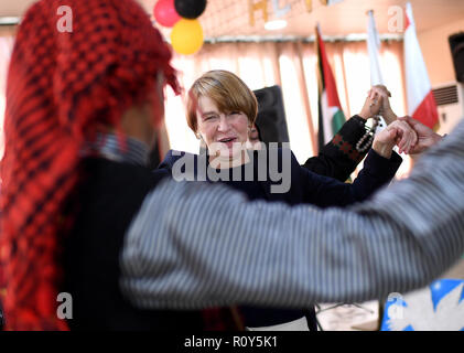 Bourj al Brajneh, Liban. 31 octobre, 2018. Elke Büdenbender, épouse du Président fédéral allemand, danse une danse traditionnelle avec des jeunes Palestiniens dans le camp de réfugiés palestiniens Bourj al Brajneh. En tant que patron de l'Unicef, elle visite des projets d'aide, les institutions éducatives et répond aux réfugiés en provenance de Syrie. Credit : Britta Pedersen/dpa-Zentralbild/dpa/Alamy Live News Banque D'Images