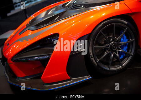 Sao Paulo, Brésil, 7 Nov 2018. Sao Paulo - SP - 07/11/2018 - Salao Internacional de Automovel de Sao Paulo 2018 - Mclaren Senna de 8 millions de reais et exposée sur le stand de la marque à l'honneur du pilote brésilien, avec un moteur central arrière 4.0 V8 biturbo 800 cv essence d'un maximum de puissance et de couple de 81,6 kgf.m, le Senna accélère de 0 à 100 km / h en seulement 2,8 secondes, de 0 à 200 km / h en 6,8 secondes et de 0 à 300 km / h en 18,8 secondes. La vitesse maximale, selon McLaren, et 335 km / h. Photo : Suamy Beydoun / AGIF : Crédit AGIF/Alamy Live News Banque D'Images