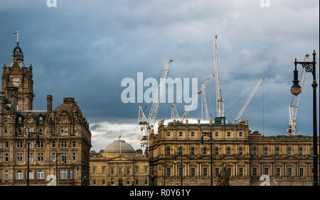 Edinburgh, Ecosse, Royaume-Uni, 7 novembre 2018. Météo France : nuages sombres se rassemblent sur le centre-ville de bâtiments. L'Hôtel Balmoral tour de l'horloge sur North bridge avec les grues de construction dans le nouveau développement St James s'élevant au-dessus de la ligne de toit Banque D'Images