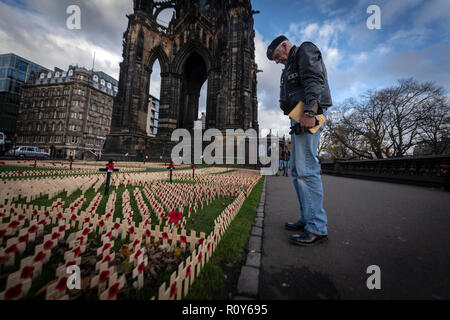 Edimbourg Ecosse 7 Novembre 2018 : Édimbourg se souvient de grande guerre et des guerres qui ont suivi avec leur domaine d'rememberance, hommes et public de prendre le temps de réfléchir. Première Guerre mondiale a commencé après l'assassinat de l'archiduc François-Ferdinand, les forces alliées cliamed une victoire au prix de 16 millions de personnes, militaires et civils morts. Clifford Norton Alamy Live News. Banque D'Images