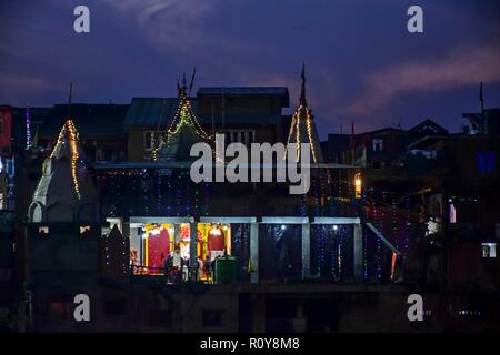 7 novembre 2018 - Srinagar, J&K, l'Inde - une vue générale du temple hindou décoré de lumières colorées à la veille de la fête de Diwali, la fête hindoue des lumières, à Srinagar, Cachemire indien.Diwali, également connu sous le nom de Fête des lumières est une fête hindoue célébrée en automne chaque année. La célébration du festival spirituellement signifie la victoire de la lumière sur les ténèbres et bien sur le mal et commémore le dieu hindou, le Seigneur Rama's retour à son royaume Ayodhya. Credit : Saqib Majeed/SOPA Images/ZUMA/Alamy Fil Live News Banque D'Images