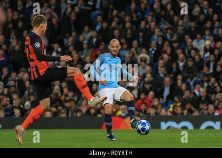 Londres, Royaume-Uni. 7Th Nov 2018. 7 novembre 2018, Etihad Stadium, Londres, Angleterre ; Ligue des Champions, Manchester City v Shakhtar Donetsk ; David Silva (21) de Manchester City traverse la balle dans la case Crédit : Nouvelles Images /Alamy Live News Banque D'Images