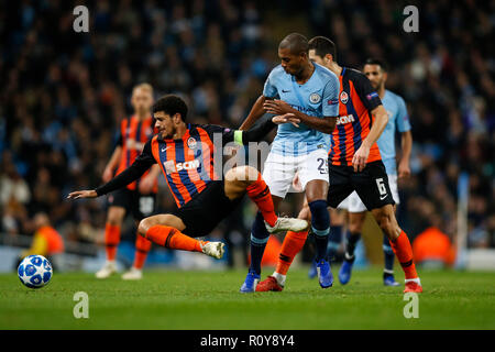 Londres, Royaume-Uni. 7Th Nov 2018. Taison de Shakhtar Donetsk est abordé par Fernandinho de Manchester City lors de l'UEFA Champions League Groupe F match entre Manchester City et le Shakhtar Donetsk au stade Etihad le 7 novembre 2018 à Manchester, en Angleterre. (Photo de Daniel Chesterton/phcimages.com) : PHC Crédit Images/Alamy Live News Banque D'Images