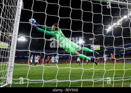 Londres, Royaume-Uni. 7Th Nov 2018. Ederson de Manchester City permet une sauvegarde au cours de l'UEFA Champions League Groupe F match entre Manchester City et le Shakhtar Donetsk au stade Etihad le 7 novembre 2018 à Manchester, en Angleterre. (Photo de Daniel Chesterton/phcimages.com) : PHC Crédit Images/Alamy Live News Banque D'Images