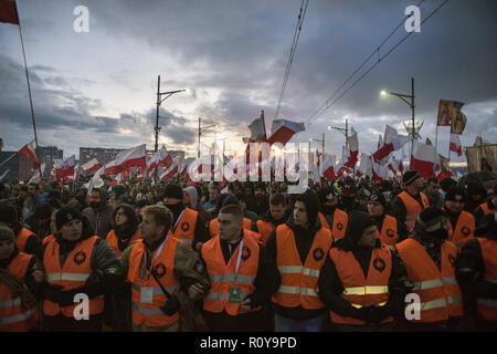 11 novembre 2017 - Varsovie, Pologne - des foules immenses vu manifester dans les rues avec réflecteur jackets pendant la manifestation.L'année dernière, environ 60 000 personnes ont pris part à la mars nationaliste marquant le jour de l'indépendance de la Pologne, selon les chiffres de la police. La marche a eu lieu chaque année le 11 novembre depuis près d'une décennie, et a grandi pour attirer des dizaines de milliers de participants, y compris les extrémistes de l'ensemble de l'Union européenne.Le maire de Varsovie Hanna Gronkiewicz-Waltz a interdit l'événement. Les organisateurs ont dit qu'ils ferait appel de la décision, d'insister qu'ils iraient de l'avant avec la Banque D'Images