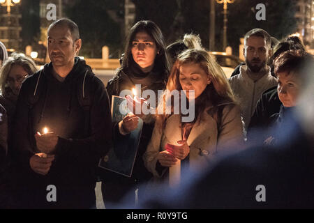 Athènes, Grèce. Nov 7, 2018. Vu les manifestants tenant des bougies pendant la manifestation.Une minute de silence a été faite par les manifestants, militant contre l'exploitation des animaux, sous le parlement grec à la place Syntagma. Credit : Nikolas Joao/Kokovlis SOPA Images/ZUMA/Alamy Fil Live News Banque D'Images