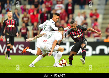 PR - Curitiba - 07/11/2018 - South American Cup 2018, l'Atletico PR x Fluminense - Atletico-PR player Nikao d'offres avec concours et Richard Ibanez, joueurs de Fluminense lors d'un match à l'Arena da Baixada Stadium pour la Copa Sul- American 2018. Photo : Jason Silva / AGIF Banque D'Images