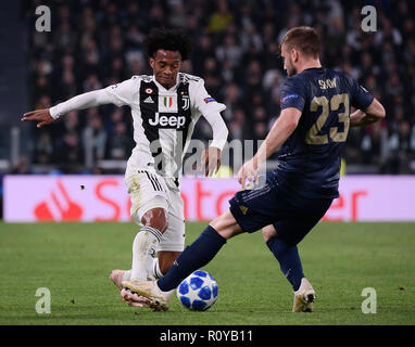 Rome, Italie. Nov 7, 2018. La Juventus Juan Cuadrado (L) rivalise avec Manchester United, Luke Shaw lors de la Ligue des Champions Groupe H match entre Manchester United et la Juventus de Turin, Italie, le 7 novembre 2018. La Juventus a perdu 1-2. Credit : Alberto Lingria/Xinhua/Alamy Live News Banque D'Images