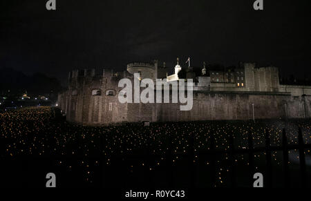 Londres, Royaume-Uni. Nov 7, 2018. Photo prise le 7 novembre 2018 montre l'installation appelée 'au-delà de l'aggravation de l'ombre : La Tour se souvient' à la Tour de Londres à Londres, Grande-Bretagne. Cette installation fait partie d'une série d'événements à l'échelle nationale pour commémorer le 100e anniversaire de la fin de la Première Guerre mondiale. crédit : Han Yan/Xinhua/Alamy Live News Banque D'Images