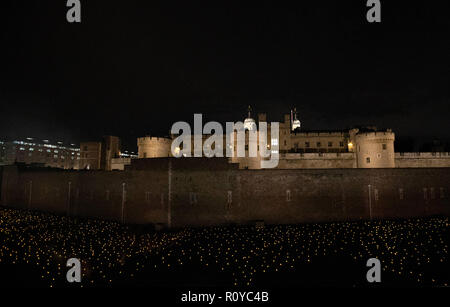 Londres, Royaume-Uni. Nov 7, 2018. Photo prise le 7 novembre 2018 montre l'installation appelée 'au-delà de l'aggravation de l'ombre : La Tour se souvient' à la Tour de Londres à Londres, Grande-Bretagne. Cette installation fait partie d'une série d'événements à l'échelle nationale pour commémorer le 100e anniversaire de la fin de la Première Guerre mondiale. crédit : Han Yan/Xinhua/Alamy Live News Banque D'Images