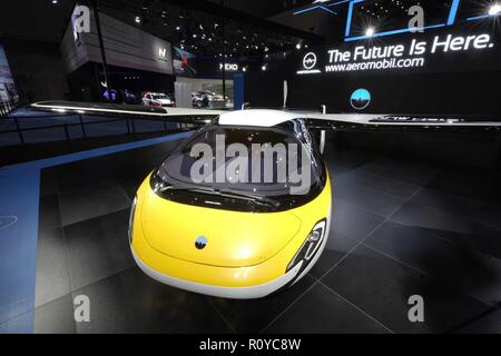 Shanghai. Nov 7, 2018. Photo prise le 7 novembre 2018 montre une "voiture volante" développé par AeroMobil lors de la première importation de Chine Expo (CIEE) à Shanghai, à l'est de la Chine. Credit : Xing Guangli/Xinhua/Alamy Live News Banque D'Images