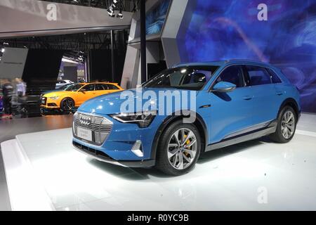 Shanghai. Nov 7, 2018. Photo prise le 7 novembre 2018 montre une e-tron vus sur le stand d'Audi lors de la première importation de Chine Expo (CIEE) à Shanghai, à l'est de la Chine. Credit : Xing Guangli/Xinhua/Alamy Live News Banque D'Images